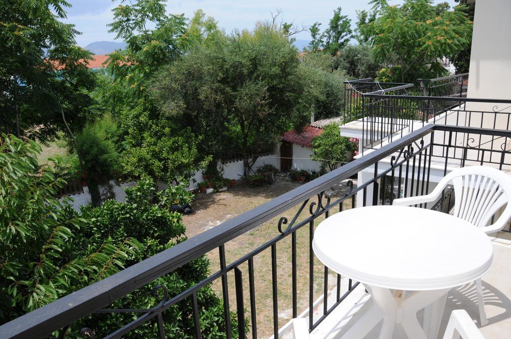 Apartmán Vicky'S Garden Kalamákion Exteriér fotografie